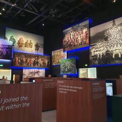 In den Boxen kann man sich Geschichten von Soldaten anhören