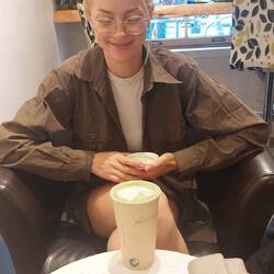 Große Freude über Matcha-Latte mit Lavendel-Flavour