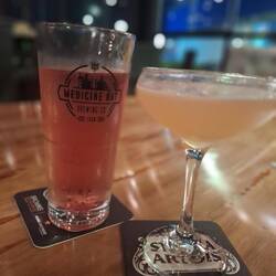 Cheers auf einen Monat Reise