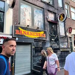 Closed now, for 15€ a guest purchased a banana and the waitress would "do things" with it. P