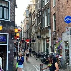 Many people.... all dressed and all tourists