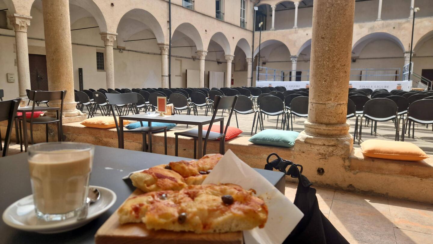 Bistro und Bibliothek (nebenan)