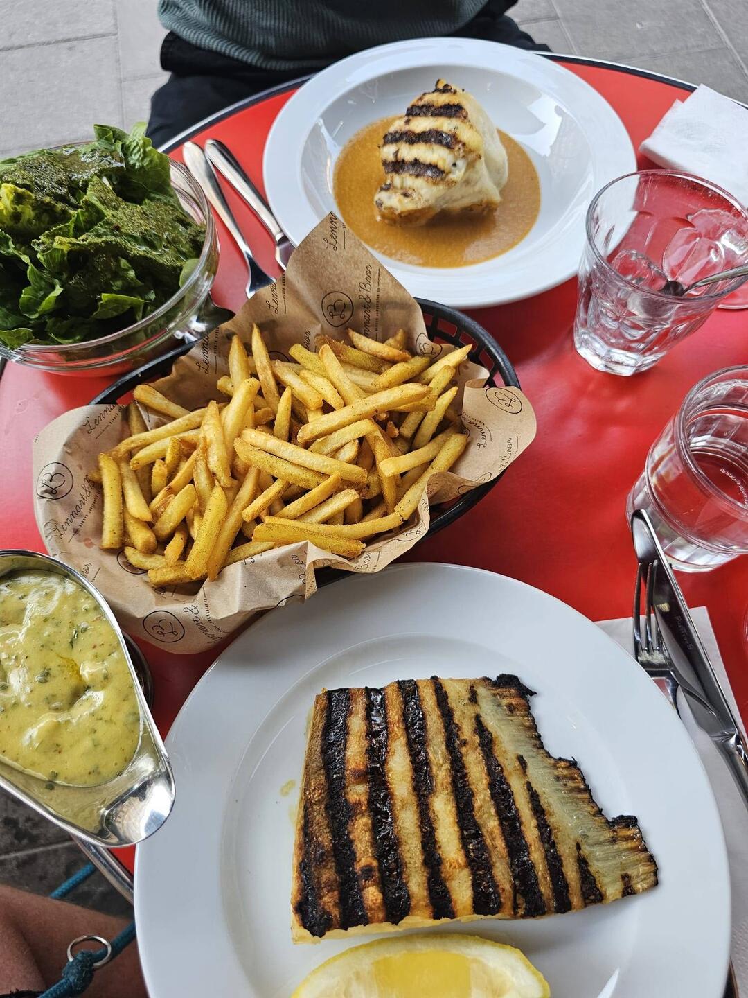 1. Steinbutt gegrillt, Bernaise und Pommes