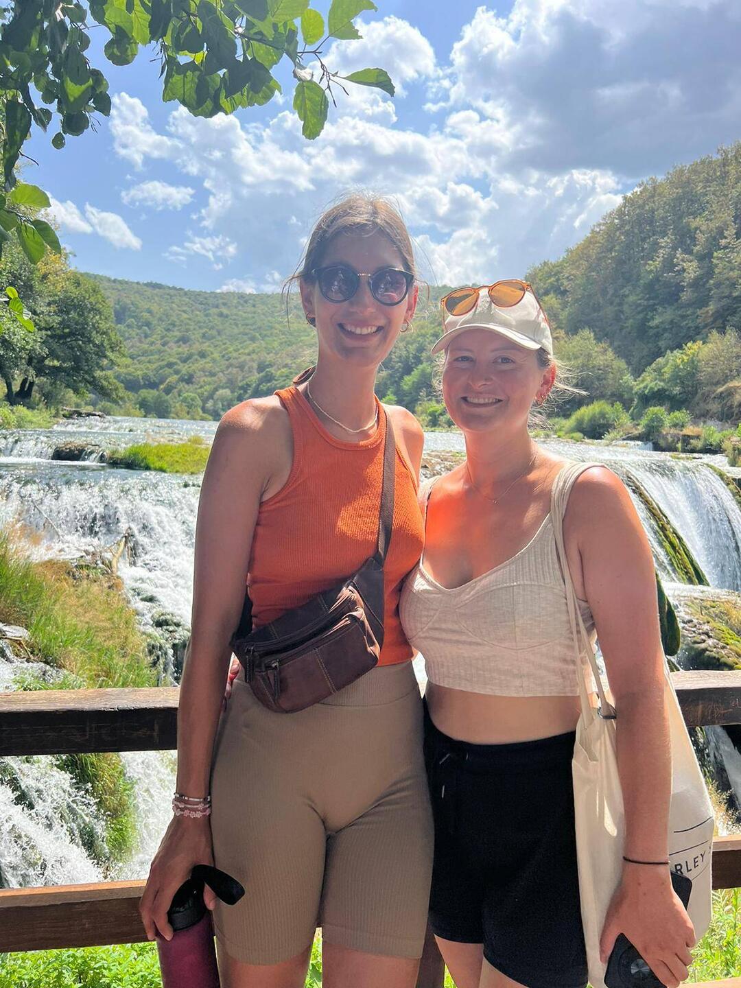 Vor dem Wasserfall Štrbački Buk im Una Nationalpark.