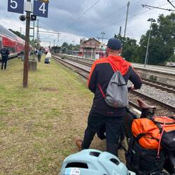 Aussteigen am mediterranen Wildwuchs-Gleis 🥳