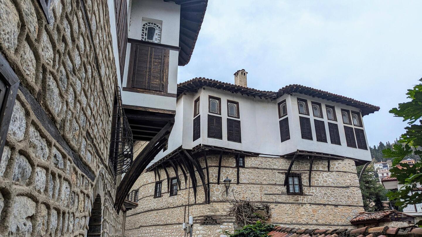 I can't get enough of these cool mansions