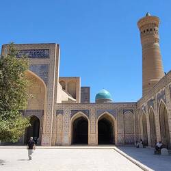 Und mit Blick auf das Minarett Kalon