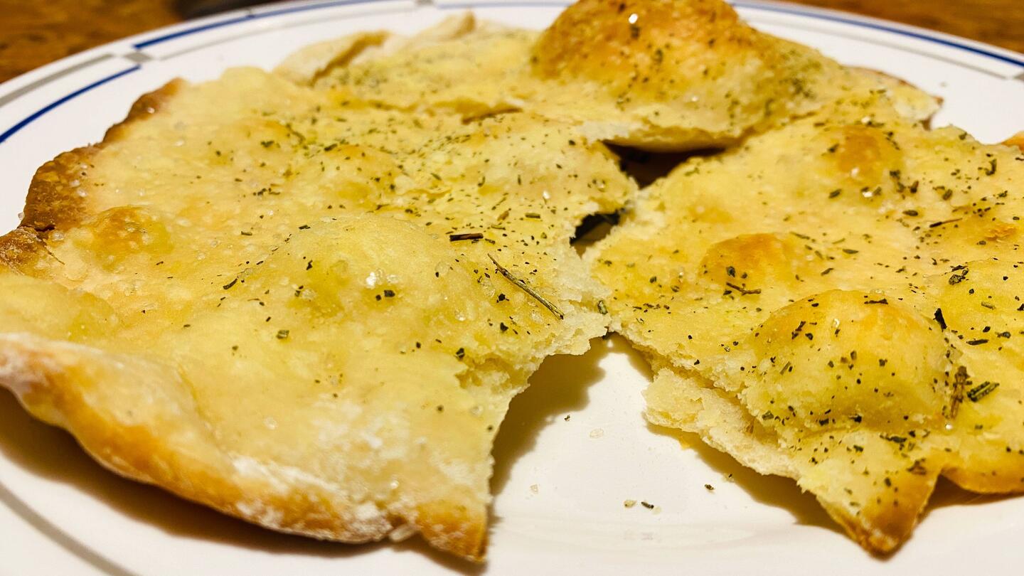 Apero - Pizza mit Salz und Majorquinischen Kräutern