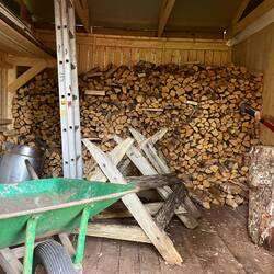 ..sogar haufenweise Brennholz zur Verfügung.