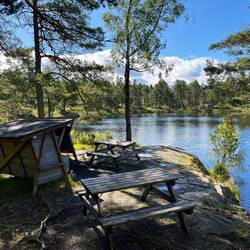 ..zur Karolinerstugan zurückkehren, wo wir eine lange Nacht an der Feuerstelle verbringen 🔥