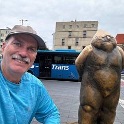 Bill with the largest dwarf Papa Dwarf