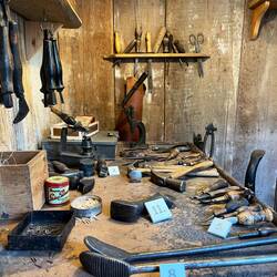 Einige Häuser sind auch innen zu besichtigen, wie beispielsweise die Schusterei,..