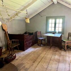 Aber auch eine Vorstellung über die Innenräume der Häuser erhält man.