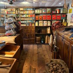 ..der Kaufmannsladen oder das Postamt.