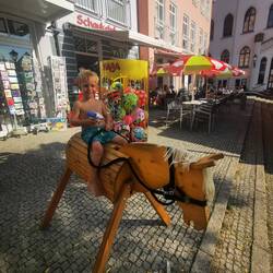 Größe Freude über die geschenkte Wasserpistole...