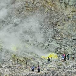 Schwefel hat ja ne echt tolle Farbe, riecht aber übelst.