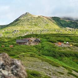 Unsere letzte Nacht in Japan im Zelt mit würdiger Kulisse.