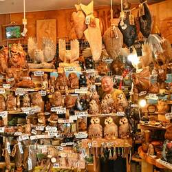 Ja, wo isser denn? Die Ainu sind für deteilreiche Schnitzereien bekannt.