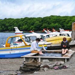 Fußbad und Retro-Tretboote am See.