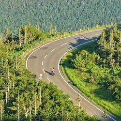 Nach dem Rausu-Pass rauschen wir waldreich zum Pazifik.