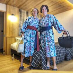 Wir gönnen uns zwei Übernachtungen in einem tollen Hotel. Dresscode Bademantel (auch beim Essen).