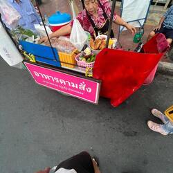 Eine kleine Stärkung bei Leilanis Lieblingsstand uuund