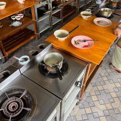 An die Töpfe mit einer Horde Mexikanerinnen