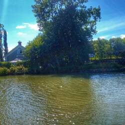 Haus mit eigener Brücke