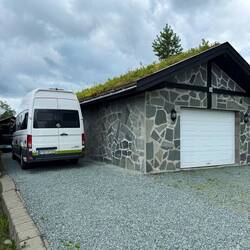 Unsere süße Unterkunft mit Cali im Vorgarten 😆