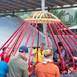Lavoro di squadra per costruire una yurta