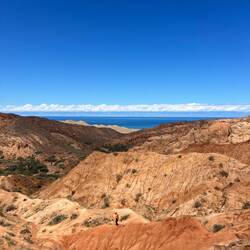 Canyon e sullo sfondo il lago Issyk Kul
