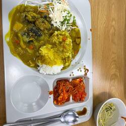 Curry und kalte scharfe Suppe