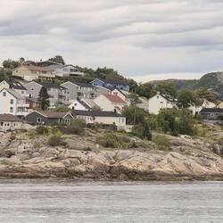 Das war nicht im Speisesaal, sondern in Kristiansund. Die Klippen wo der Klippfisch trocknet...