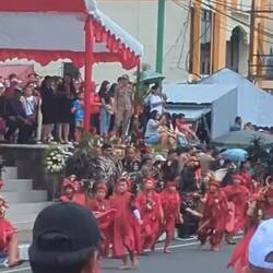 Traditionelle Tänze auf der Parade