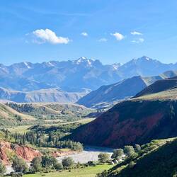 All'orizzonte montagne altissime e ancora più oltre la Cina