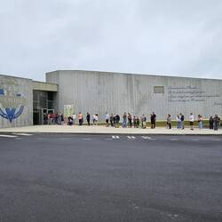 Gigantische rij voor het Overlord Museum.