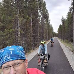 Neuer 2023 asphaltierter Abschnitt des Bikepath nach West Y. (mit Kenny und Franklin)