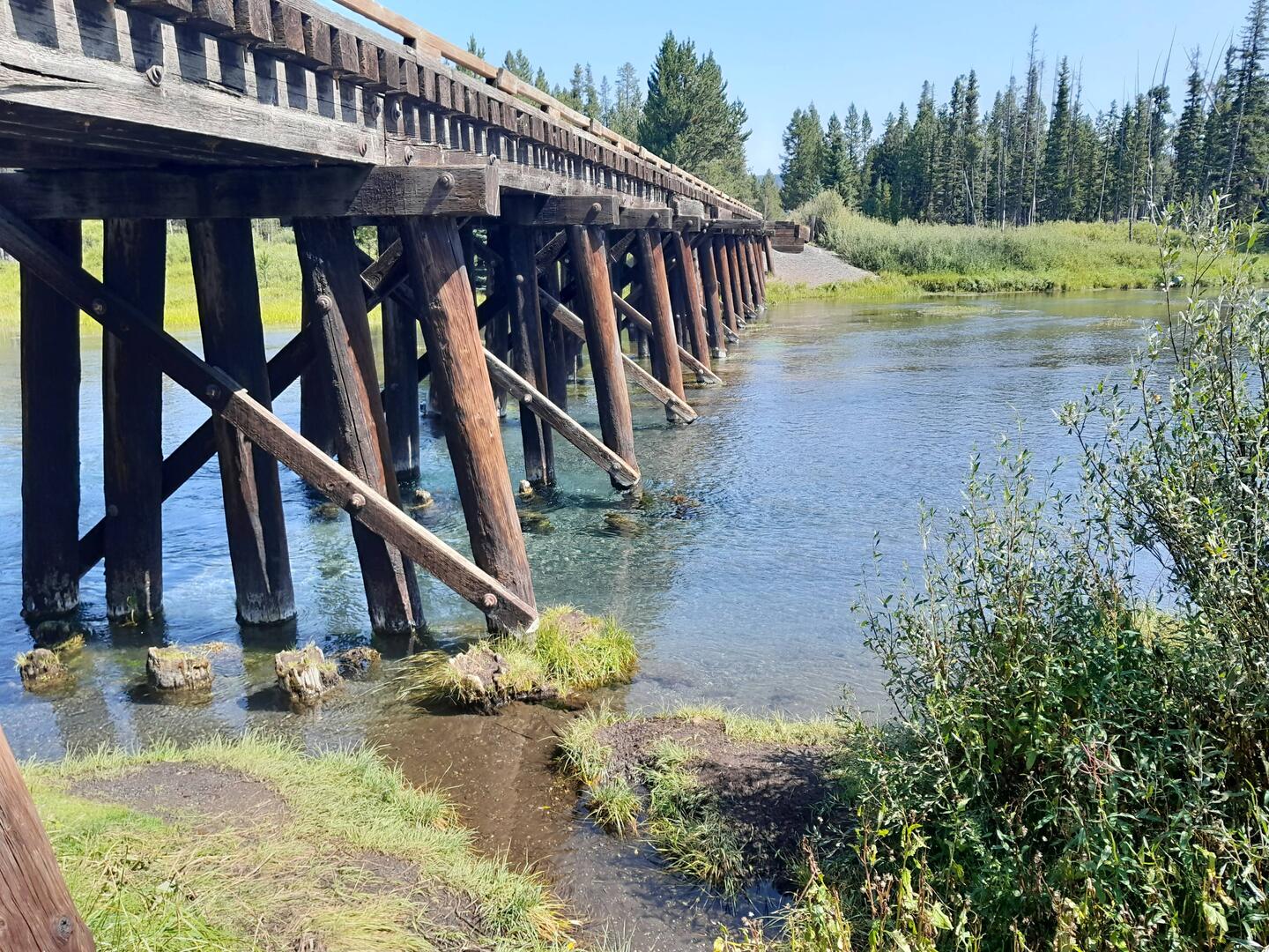 Brücke der ehem. Touristenbahn - jetzt eine ATV/MTB-Piste nach West Yellowstone. Erfrischendes Bad
