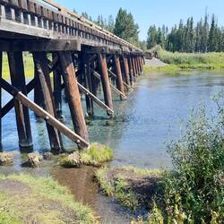 Brücke der ehem. Touristenbahn - jetzt eine ATV/MTB-Piste nach West Yellowstone. Erfrischendes Bad