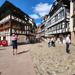 The white houses (right) of the tanners = Gerber. La petite France is Gerbervietel in German.