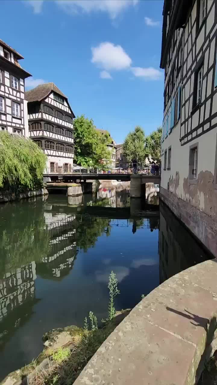 Here comes the bateau mouche