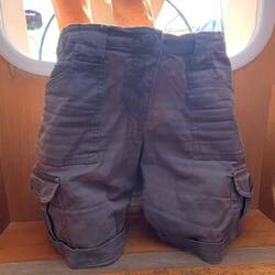 Salzzverkrustete Skipperhose steht alleine