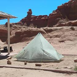 Zeltplatz im Goblin Valley mit eigenem Gnom hinten