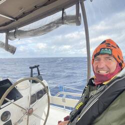 Wind auf die Mütze vor La Coruna, Jens auf Wache