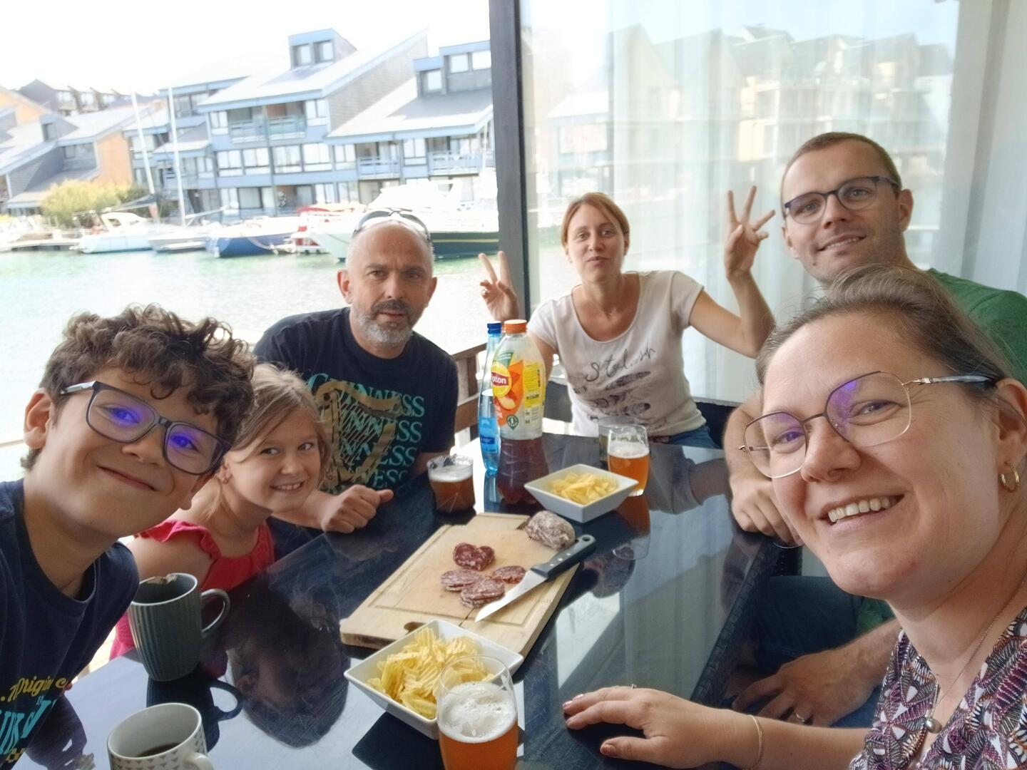 Les frangins se retrouvent en vacances...