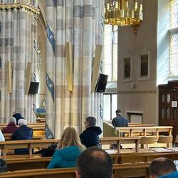 Ljust och fin inomhus. Mycket liten katedral.