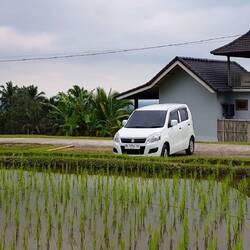 Unser Auto der Suzuki Karimun vor unserer Unterkunft