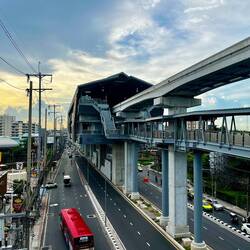 Sky Train, Station in einer der Vorstädte. Auf der Suche nach einem Zelt.