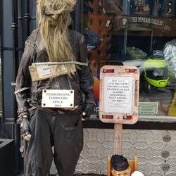 Lustige Puppe vor einem urigen Biker-Laden