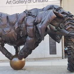 Kunst vor einem Museum